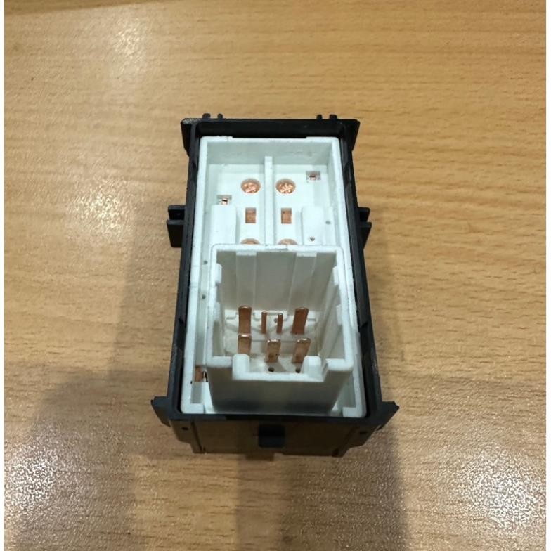 Công tắc lên xuống kính đơn Toyota Inova, Hilux 2017-2021 (Hàng mới)