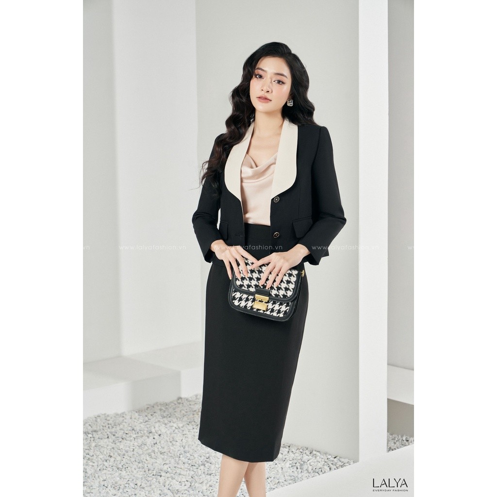 Áo dáng lửng cổ phối be-Đen_LALYA_AV61