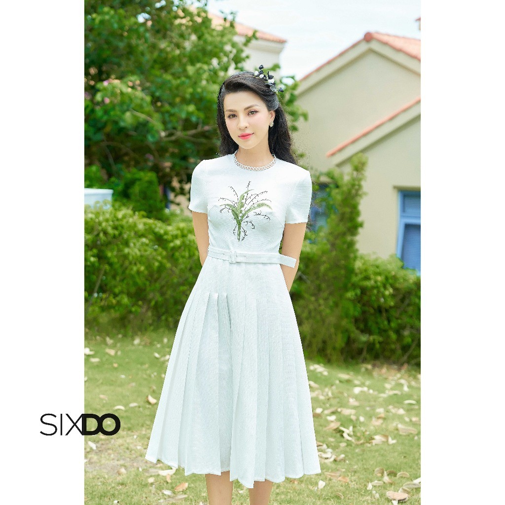 Đầm xếp ly kèm đai SIXDO (White Midi Raw Dress With Embroidered Flower)
