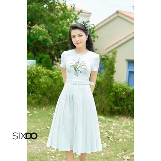 Đầm xếp ly kèm đai SIXDO (White Midi Raw Dress With Embroidered Flower)