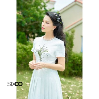 Đầm xếp ly kèm đai SIXDO (White Midi Raw Dress With Embroidered Flower)