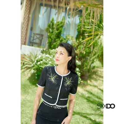 Áo vest dáng ngắn họa tiết hoa SIXDO (Black Raw Vest With Embroidered Flower)
