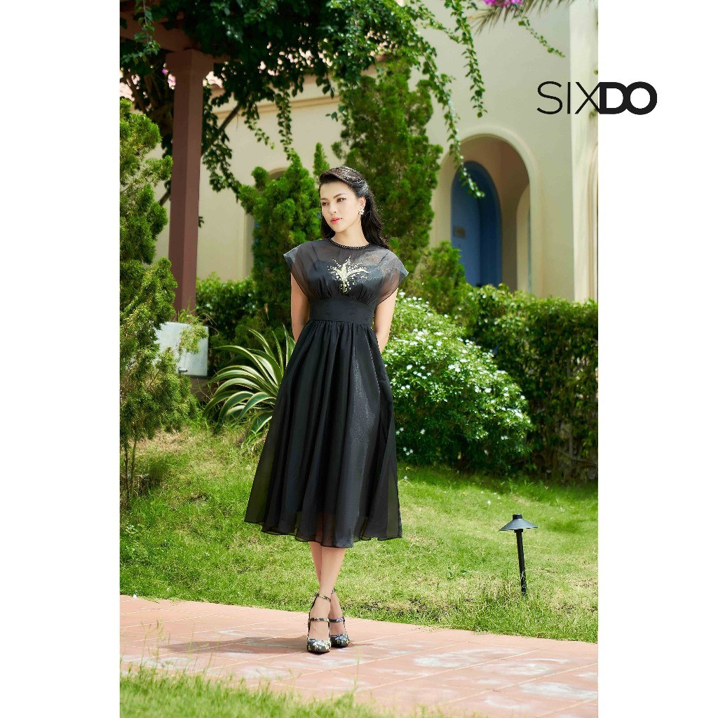 Đầm đen xòe phối hoa ngực SIXDO (Black Midi Dress With Embroidered Flower)