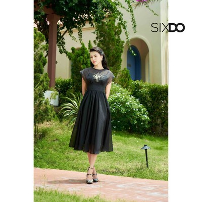 Đầm đen xòe phối hoa ngực SIXDO (Black Midi Dress With Embroidered Flower)