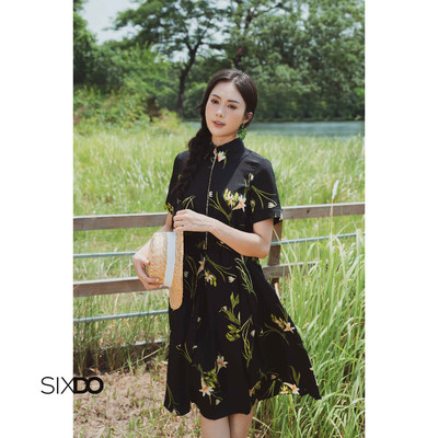 Đầm hoa midi dệt thoi cổ sơ mi phối khóa kéo trước ngực thời trang SIXDO (Black Floral Midi Voven  Dress)