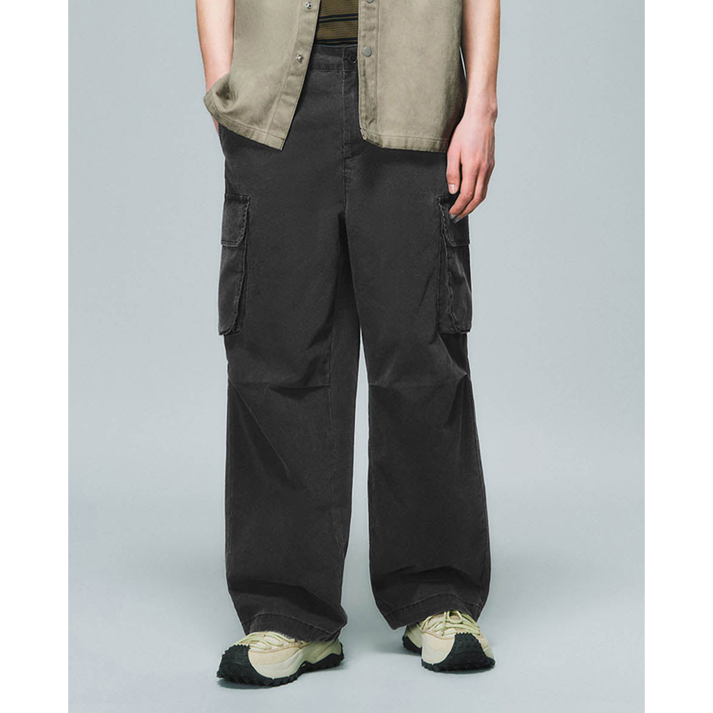 URBAN REVIVO - Quần jeans nam ống rộng phối túi hộp_UML850043-B5A