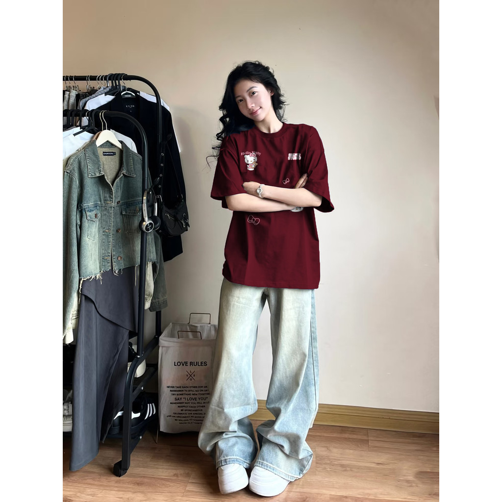 Áo thun tết nữ Đỏ mận form rộng cổ tròn Hello Kitty in hình cute SALUTE local brand | BigBuy360 - bigbuy360.vn