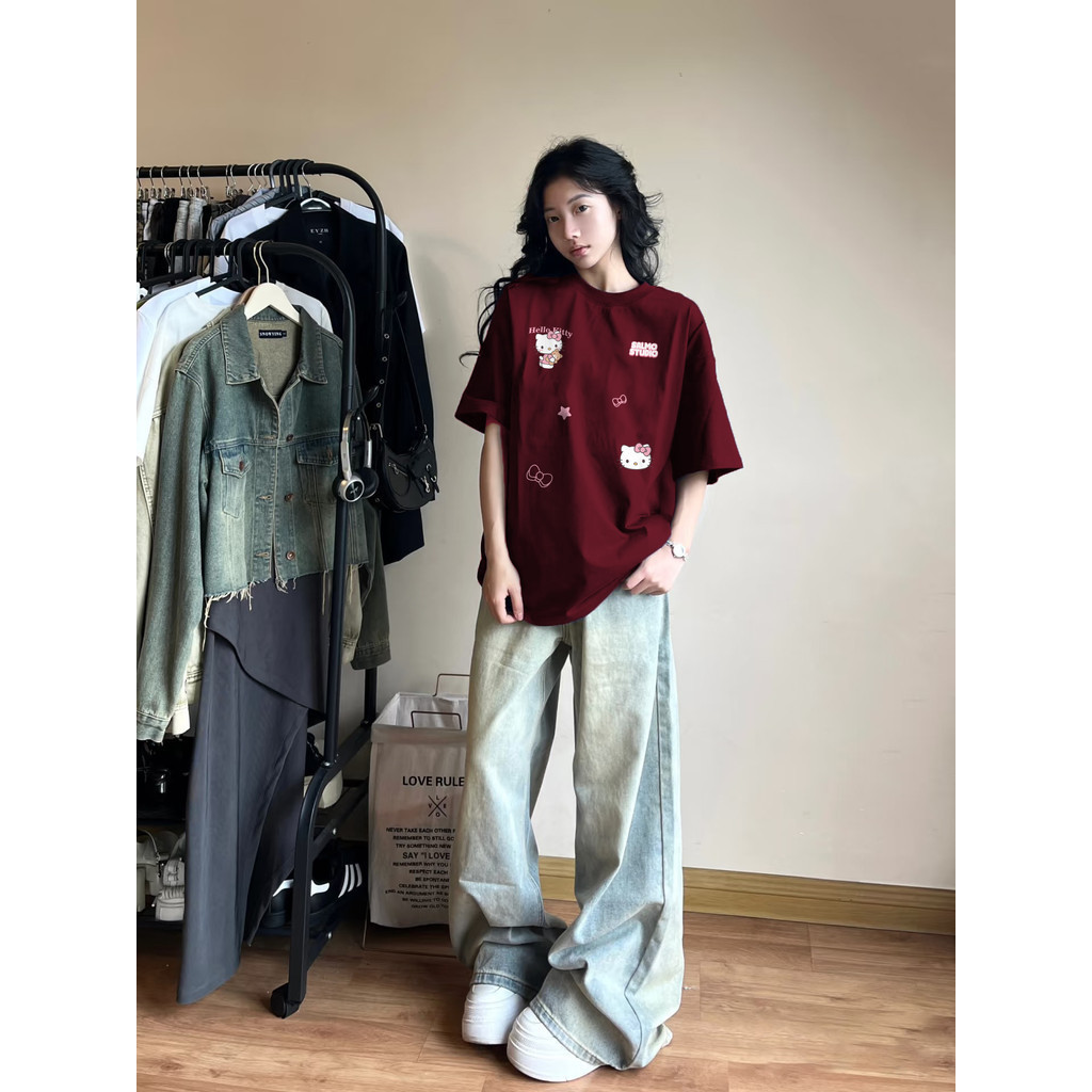 Áo thun tết nữ Đỏ mận form rộng cổ tròn Hello Kitty in hình cute SALUTE local brand | BigBuy360 - bigbuy360.vn