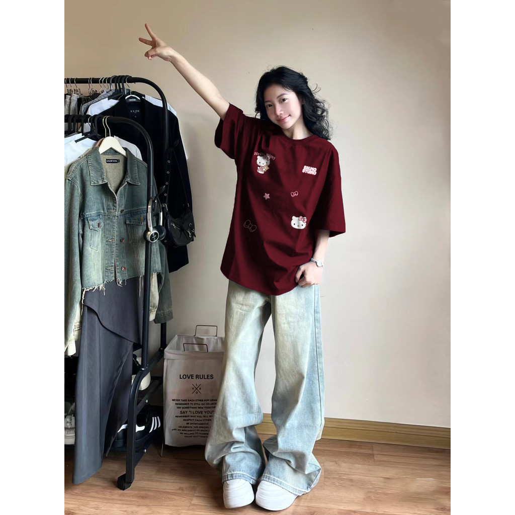 Áo thun tết nữ Đỏ mận form rộng cổ tròn Hello Kitty in hình cute SALUTE local brand | BigBuy360 - bigbuy360.vn