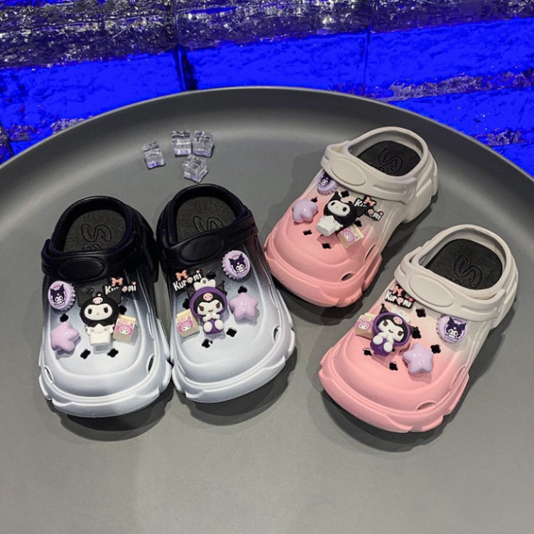 Dép sục loang cho bé, dép cross bé gái có gắn sticker kuromi siêu xinh đế cao 5 cm nhẹ êm chân hai m