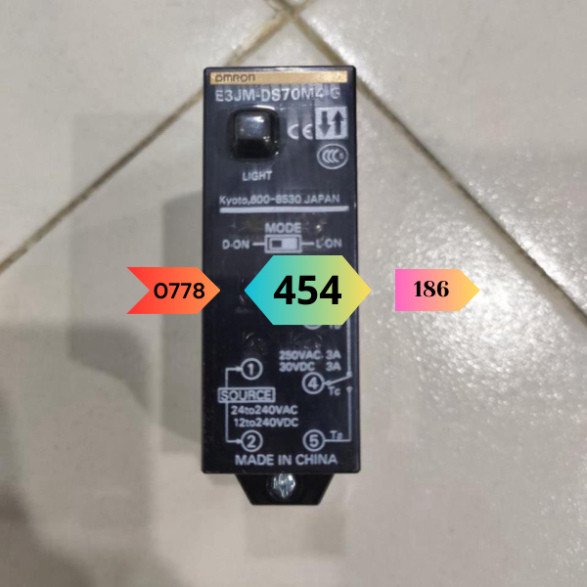 Cảm biến Omron E3JM-DS70M4-G