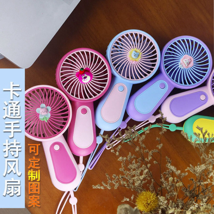 PVN59666 Quạt Cầm Tay Mini , Quạt Sạc Tích Điện Cầm Tay Gấu Dâu Kèm Sticker
