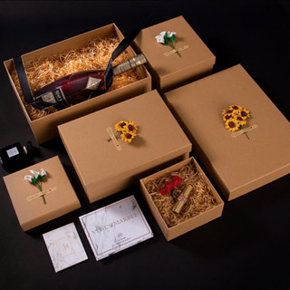 Hộp quà tặng  nắp đóng gắn hoa hướng dương kraft form cứng cáp H22, hộp giấy đựng set quà kèm rơm lót