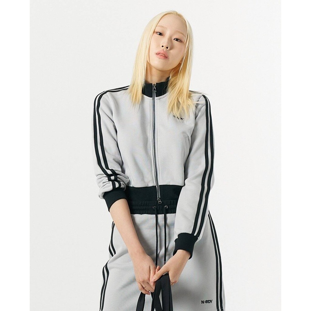 NERDY - Áo khoác croptop nữ cổ trụ tay dài Classic NY