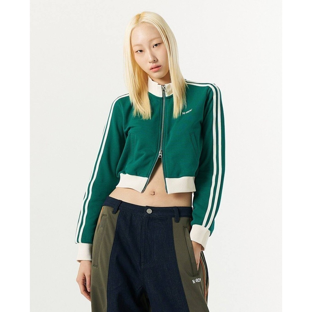 NERDY - Áo khoác croptop nữ cổ trụ tay dài Classic NY