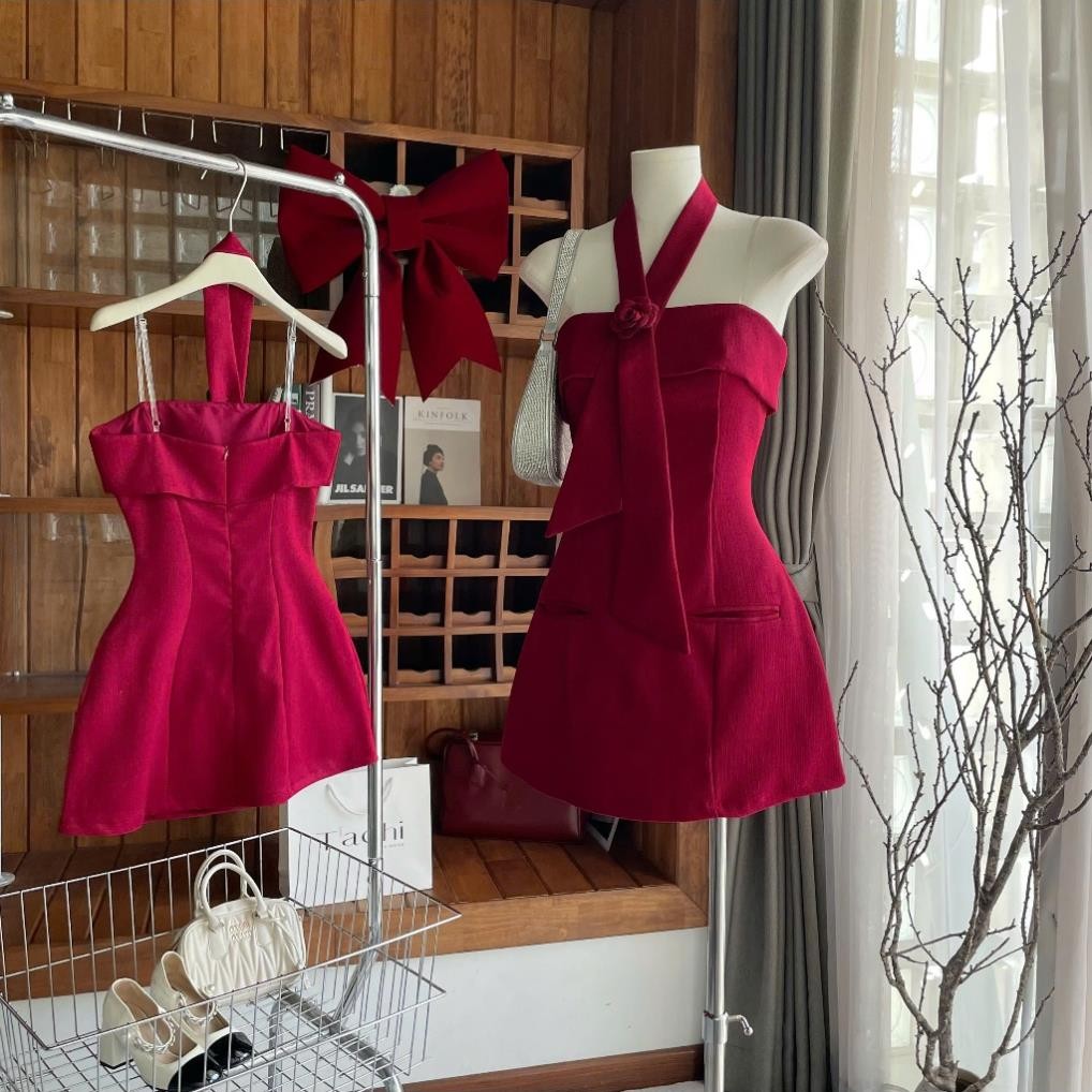 ĐẦM ỐNG DẠ ĐỎ DÂY CỔ YẾM CAVAT ĐÍNH HOA NGỰC TÚI MỔ CHIẾT MẢNH (TH)