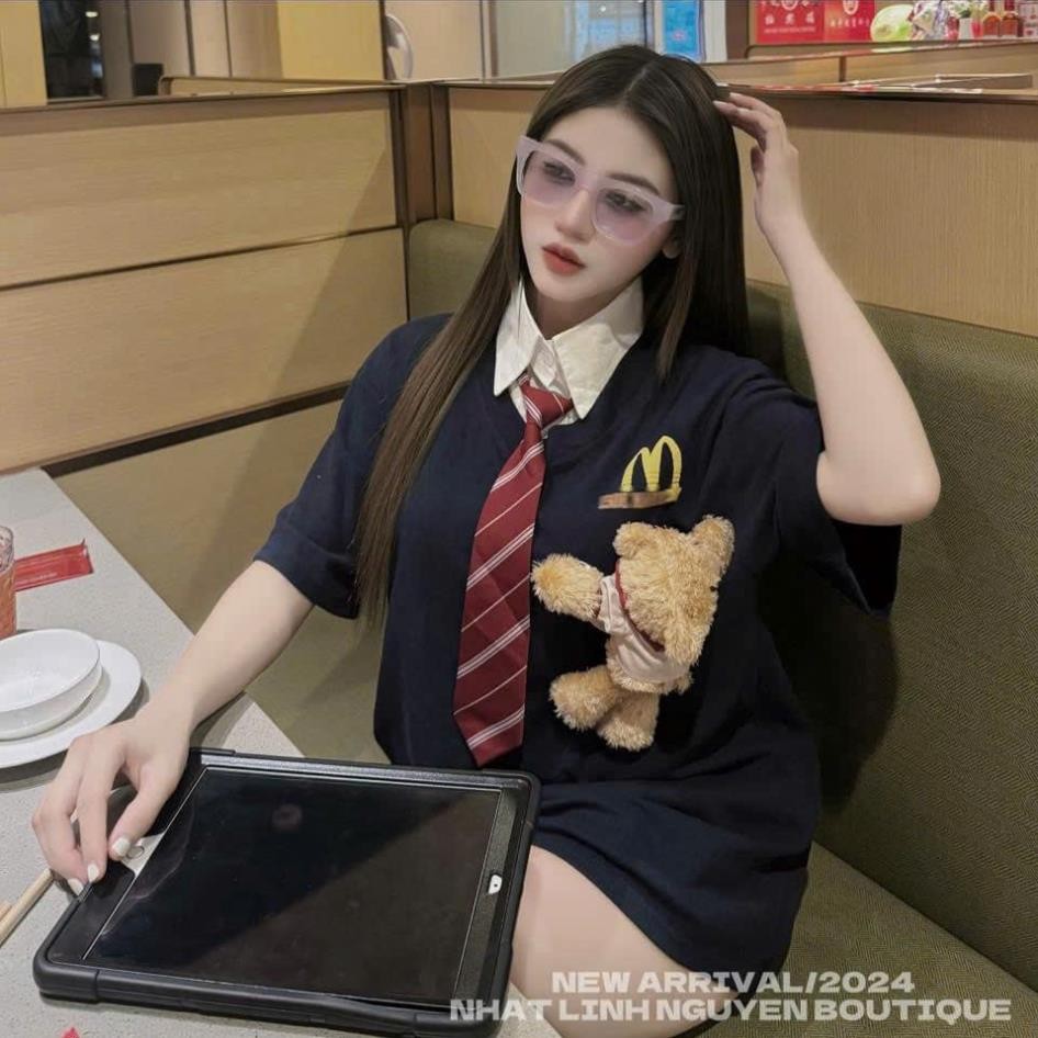 SET ÁO XANH ĐEN CỔ TIM PHỐI CỔ SƠ MI TRẮNG IN LOGO VÀNG KÈM GẤU + CAVAT ĐỎ SỌC + CHÂN VÁY ĐEN XẾP LY