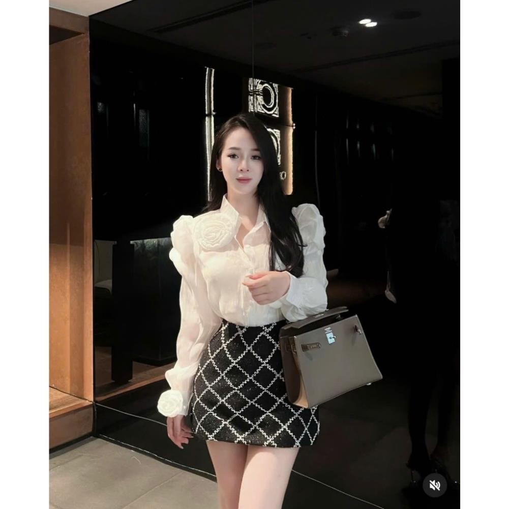 SET ÁO SƠ MI TRẮNG NHĂN TAY DÀI XẾP LY PHỒNG ĐÍNH HOA TO + CHÂN VÁY DẠ ĐEN Ô KIM TUYẾN (TH)