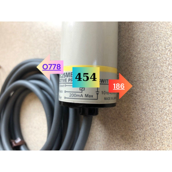 Cảm biến điện dung OMRON E2K-C25ME1