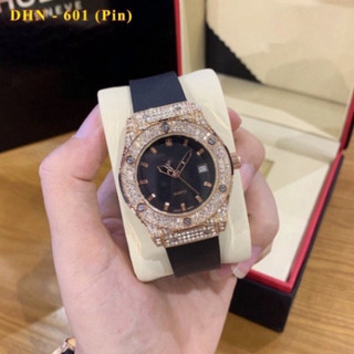 (Hugi hương vani)  Đồng hồ nữ hugi mặt tròn diamond dây silicon thơm DHN601
