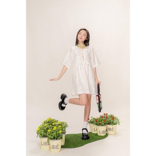 LIBÉ - Đầm babydoll jacquard tay ngắn đính nơ bản to màu trắng