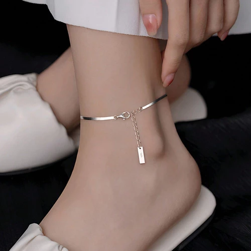 Lắc chân bạc 925 dây suông bảng chữ nhật Asimi LC04 - đeo trên mẫu