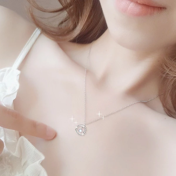 Dây chuyền bạc nữ Trăng Tròn Moonstone Asimi Full Leaf DC57 - đeo trên mẫu