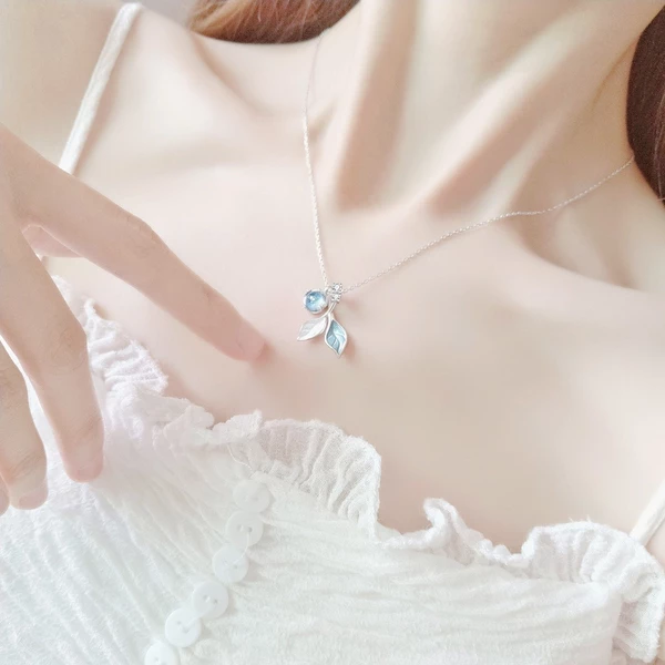 Dây chuyền bạc Waterful đá Moonstone Asimi Waterful Leaf DC58 - đeo trên mẫu