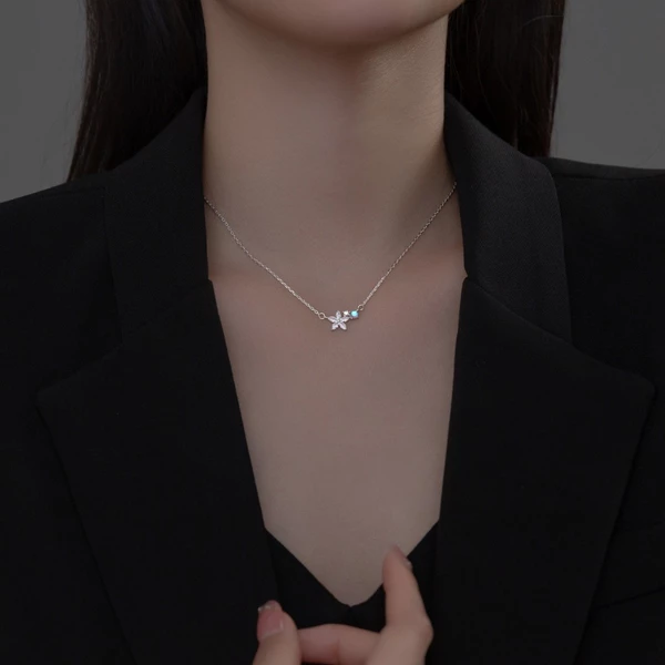 Dây chuyền bạc Ý S925 Star Moonstone Asimi Aurora Fleur DC59 - đeo trên mẫu
