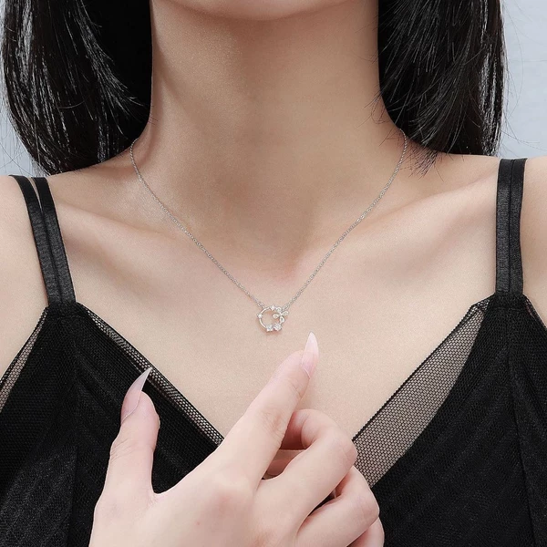 Dây chuyền bạc nữ vòng tròn cỏ Asimi Eternal Bloom DC60 - đeo trên mẫu