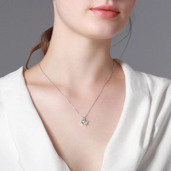 Dây chuyền bạc đính đá Ocean đơn giản Asimi Ocean Line DC05 - đeo trên mẫu