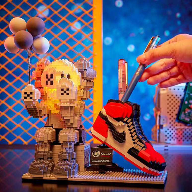 Đồ chơi lắp ráp lego Kaws Bearbrick Hộp Bút Giày 2199 mảnh ghép