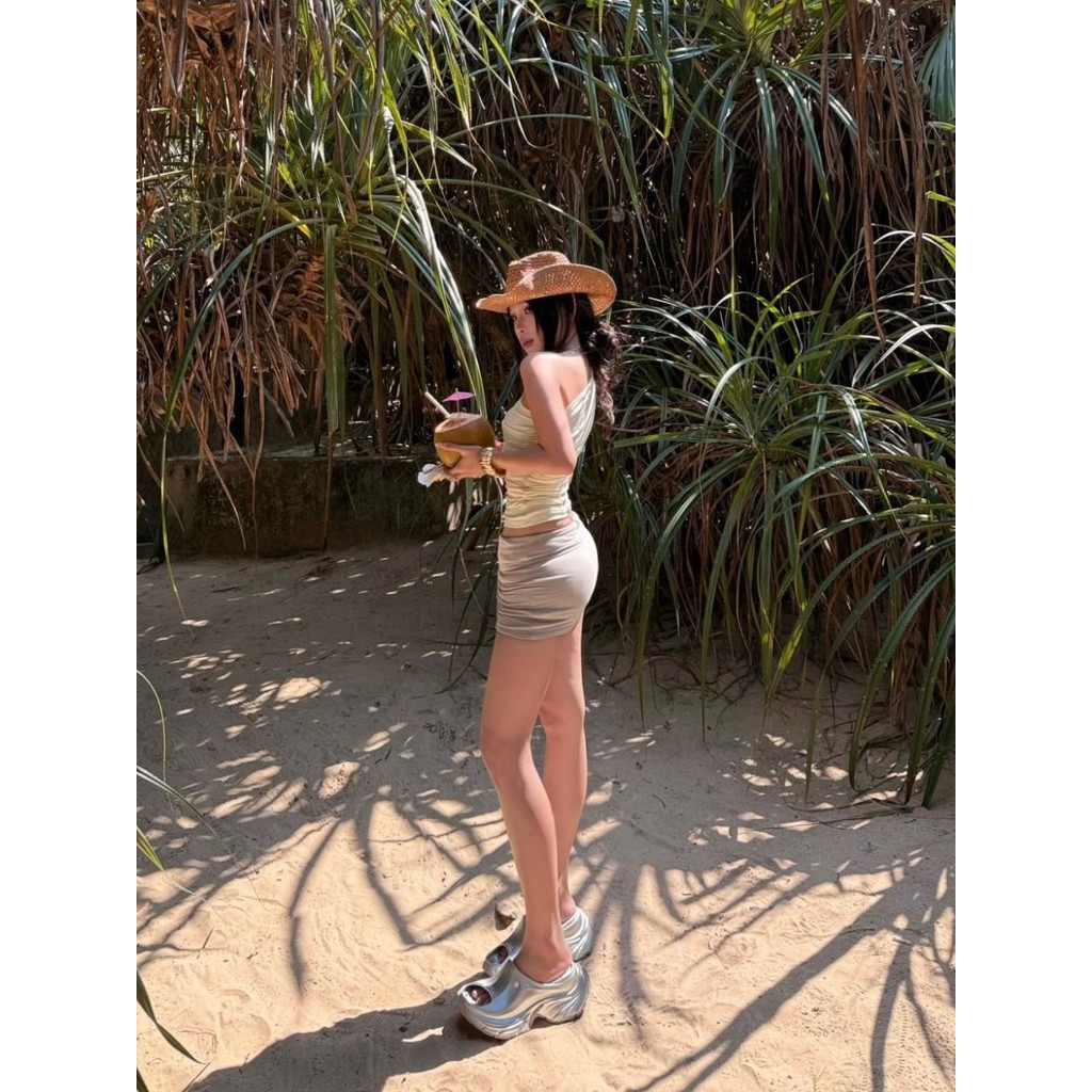 [ 𝐕𝐈𝐁𝐄 𝐒𝐔𝐌𝐅𝐈𝐓𝐒 ] Set áo thun lệch vai Slimfit DANEJI nhún eo - Chân váy mini skirt Sữa hạt xám pastel | BigBuy360 - bigbuy360.vn