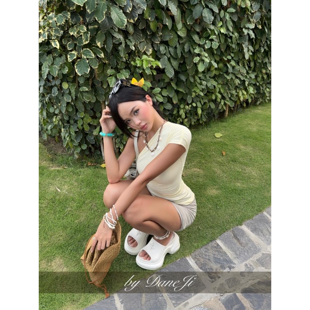 [ 𝐕𝐈𝐁𝐄 𝐒𝐔𝐌𝐅𝐈𝐓𝐒 ] Set áo thun lệch vai Slimfit DANEJI nhún eo - Chân váy mini skirt Sữa hạt xám pastel | BigBuy360 - bigbuy360.vn