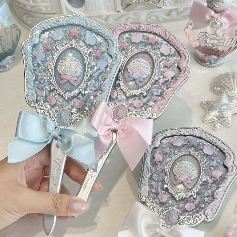 Hàng Chính Hãng Tại Chỗ~Gương cầm tay ngọc trai vỏ sò Flower Knows, gương trang điểm công chúa cao c
