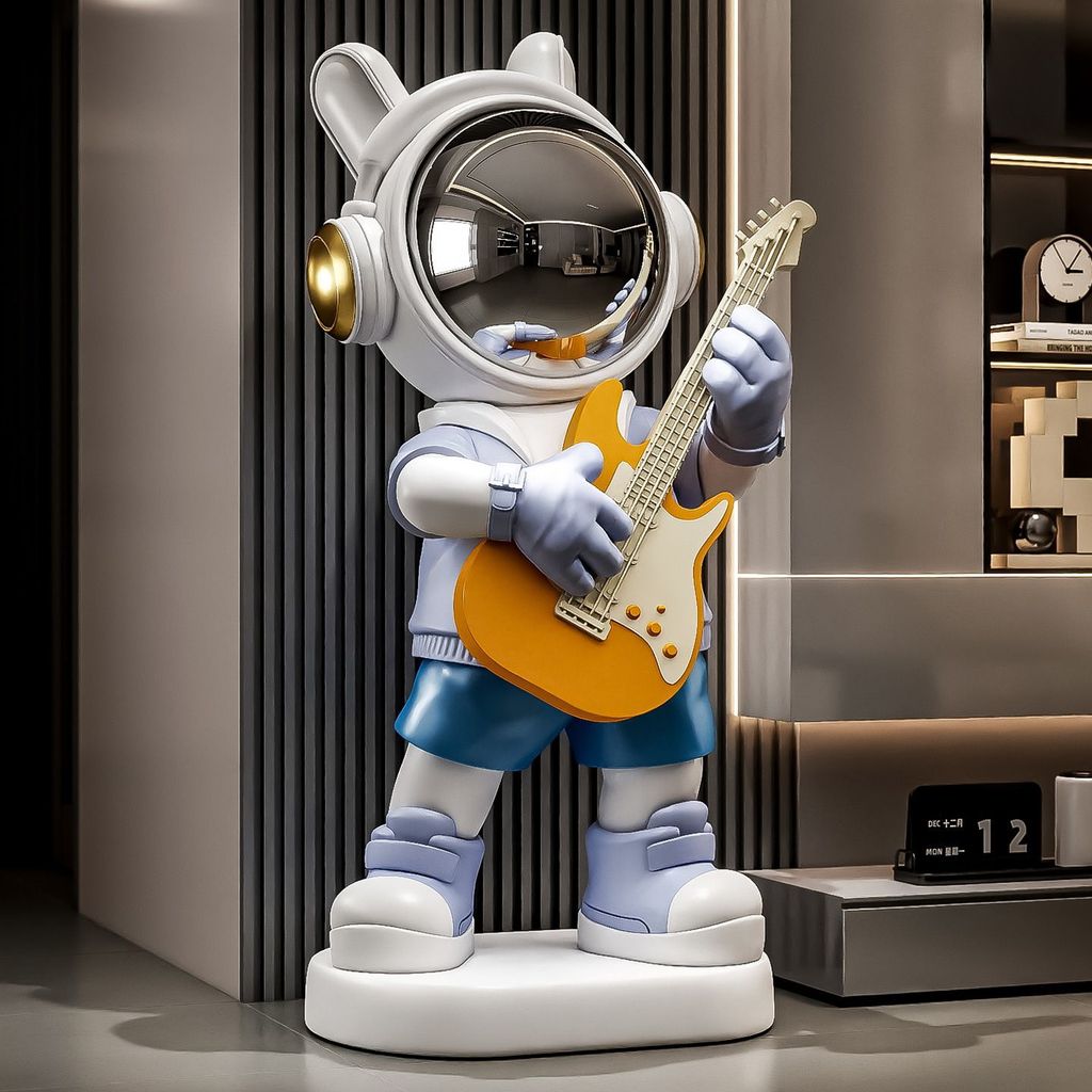 Ống heo tiết kiệm lớn để sàn, tượng gấu Mickey dữ tợn, tủ TV có nhạc guitar, quà tân gia lớn để sàn.