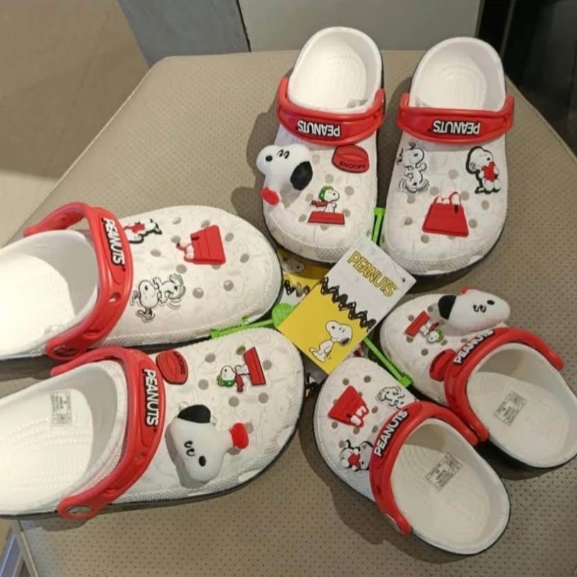 Sục Dép Cá Sấu Người Lớn Trẻ Em Unisex Hoạt Hình Snoo.py Pea.nuts Kèm Sẵn Hình Gắn Như Ảnh