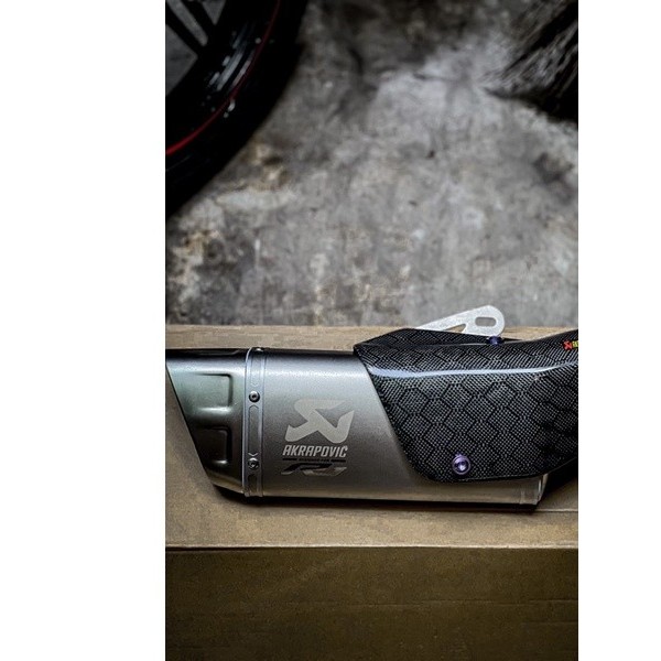 hỏa tốc pô akrapovic r1 ốp carbon