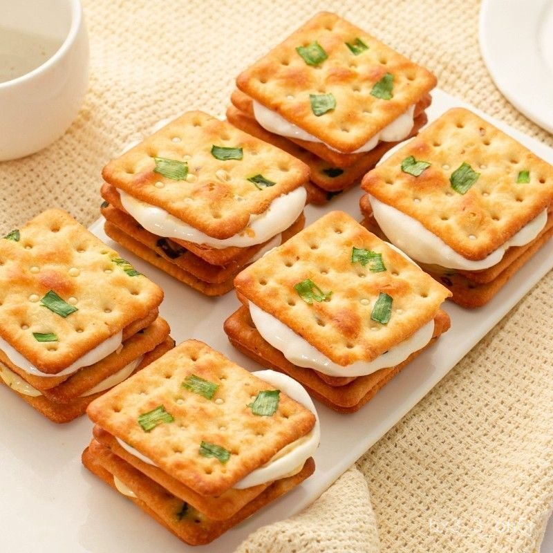 Bánh quy sandwich nhân kẹo nougat vị hành lá chính hiệu, bánh kẹo giòn vị hành lá, kẹo nougat kiểu Đ