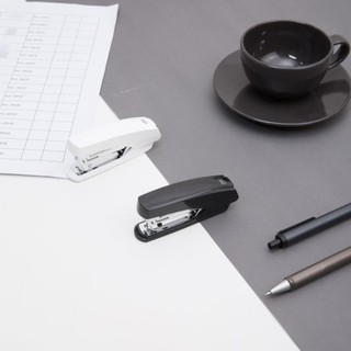Dập ghim 10 Deli E0238 - 15 trang