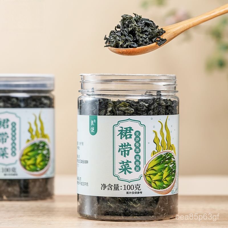 Rong biển wakame khô sạch sẽ, không cần rửa, dễ ngâm nước, tươi và mềm. Có thể dùng làm món salad ro
