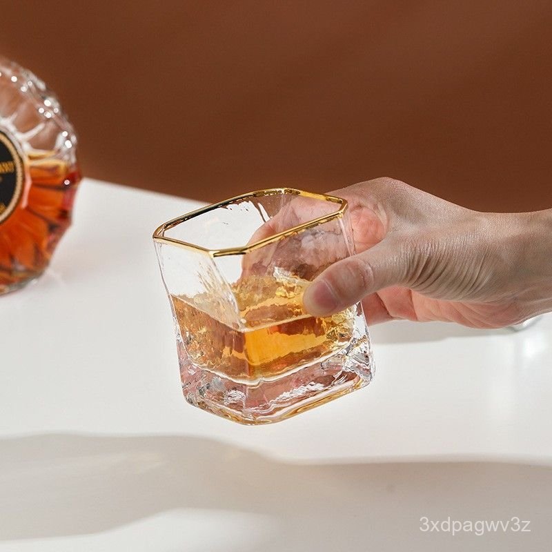 Ly rượu whiskey vuông cổ điển kiểu châu Âu có phần thân thon gọn, ly vuông chạm khắc dùng trong gia 