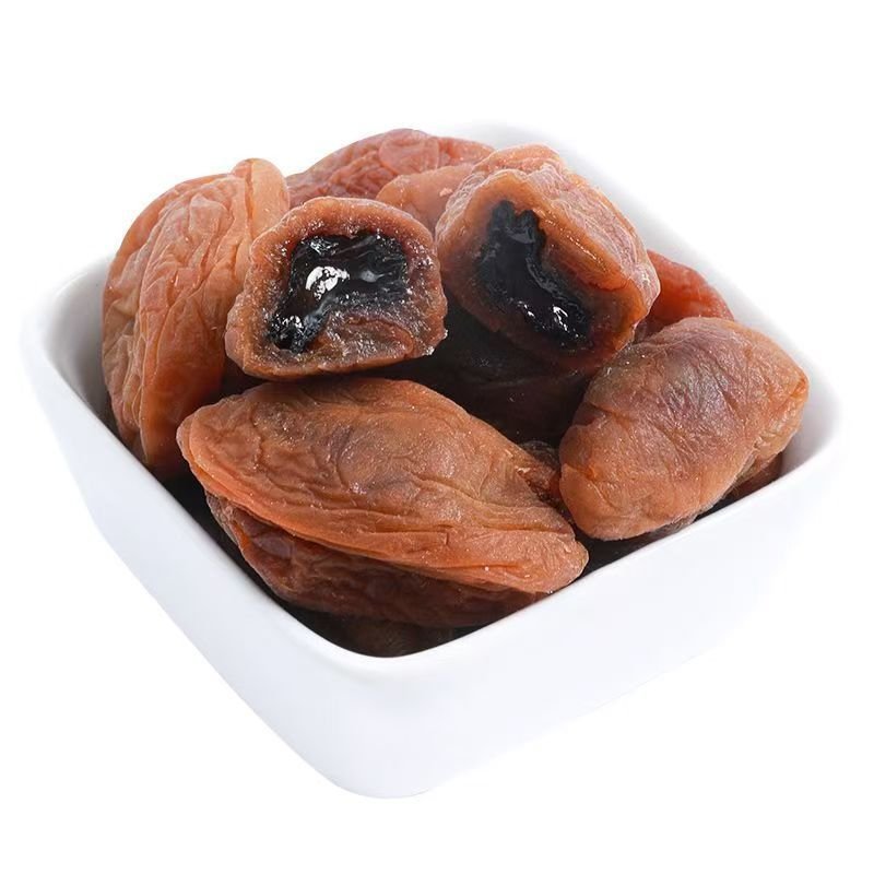 Mận nho, mận không hạt với nho khô, đồ ăn vặt mận chua ngọt, trái cây ngâm đường.
