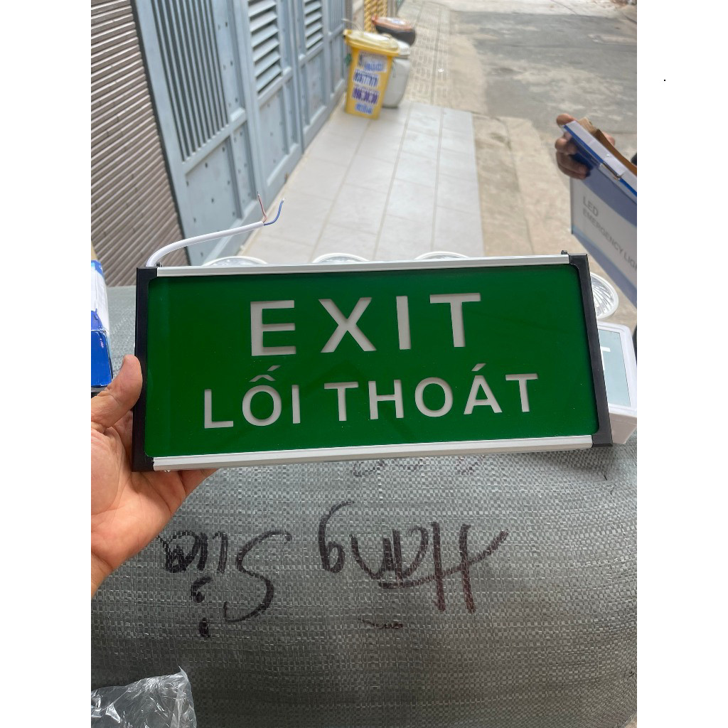 .. Đèn exit lối thoát chỉ dẫn thoát hiểm Nguồn cung cấp: 220~240V/50-60Hz.Thời gian sạc: ~24giờ.Công