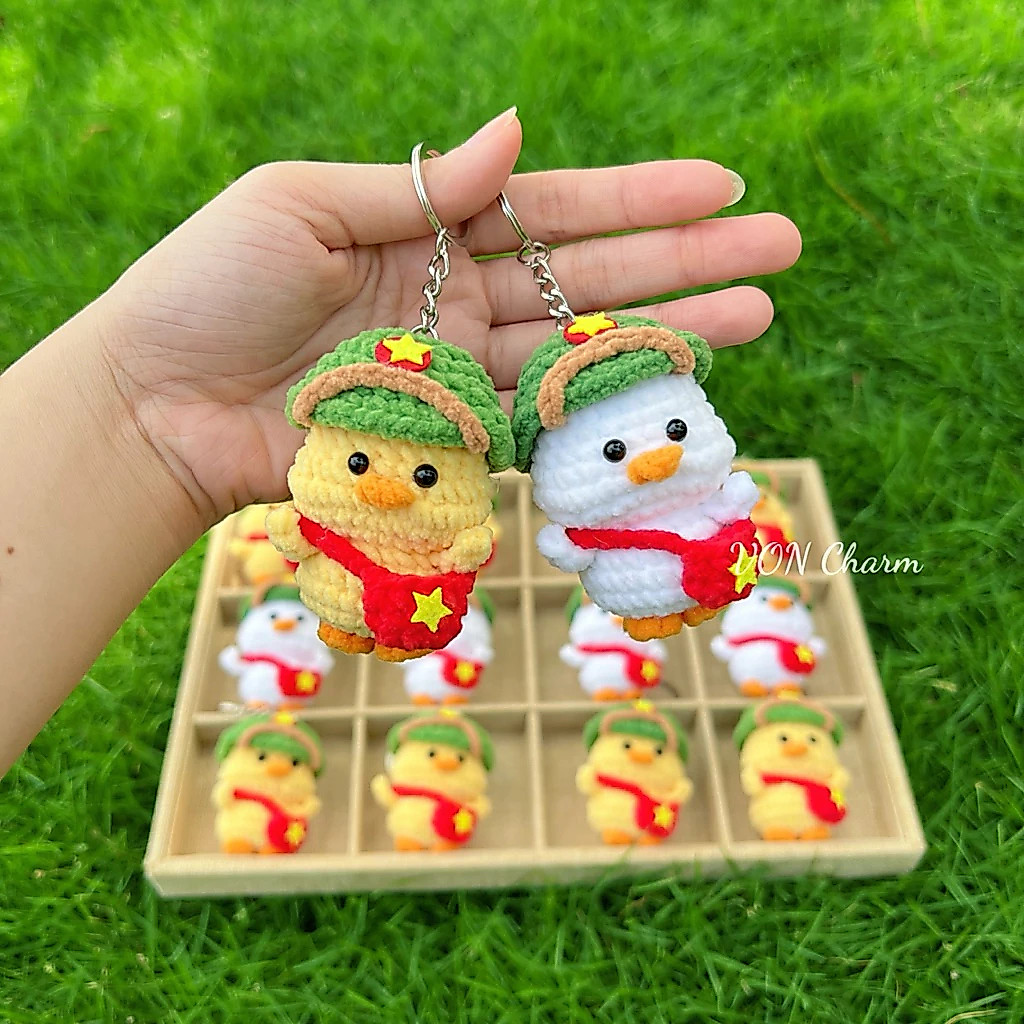 MỘC - Set 2 Móc Khóa Len Vịt Con/Gà con Đội Mũ Cối Yêu Nước Treo Túi Xách  - PD04