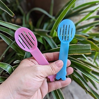 Muỗng lọc cát hamster màu đẹp (cát tắm, cát lót)