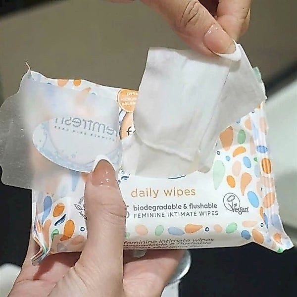 Khăn ướt vệ sinh vùng kín cao cấp hằng ngày Femfresh Intimate Skincare Daily Wipes 25 tờ
