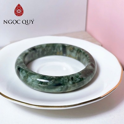 Vòng cẩm thạch A Myanmar - Ngọc phỉ thúy type A bản hẹ sơn thủy điểm hoàng phỉ ni 62 - Ngoc Quý