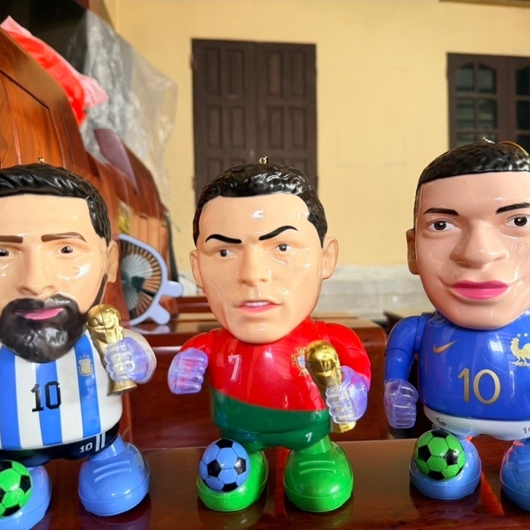 Đèn trung thu cầu thủ đá bóng Messi-Ronaldo-Kylian Mbappe’