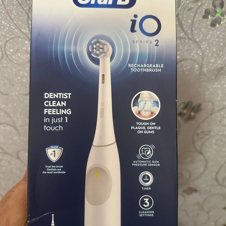 Bàn chải điện Oral-B iO Series 2 Rechargeable Toothbrush. Đây là dòng công nghệ từ tính iO tiên tiến